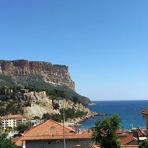 Du Pêcheur à à 10 Mètres Du Port Cassis